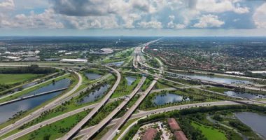 Amerikan şehir bölgesinde büyük bir otoyol kavşağı. Araç trafiğini ekspres geçmek için üst kavşak şeritleri yığılmış. Miami, Florida.