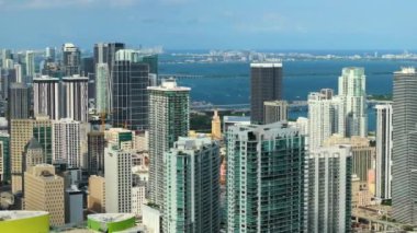 Miami, Florida, ABD. Amerikan şehir merkezinin hava görüntüsü. Modern ABD megapolis 'teki yüksek ticari ve meskun gökdelen binaları