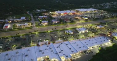 Gece vakti alışveriş merkezleri, yanan Amerikan yolu ve Kuzey Port, Florida 'da araba kullanma. ABD 'nin perakende ve ulaştırma altyapısının üzerinden görüntüle