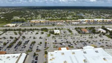 Florida, North Port 'taki alışveriş merkezi plazasında trafik arabaları var. ABD ulaştırma altyapı kavramı