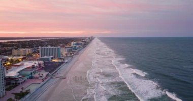 Akşamları Daytona Sahili, Florida 'nın yukarısından görüntü. Parlak ışıklı otelleri ve apartmanları olan güney Amerika kıyıları. Güney Amerika 'da turizm altyapısı