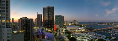 Miami Brickell 'in şehir merkezindeki hava görüntüsü, Florida, ABD' de. Modern Amerikan megapolis 'indeki yüksek ticari ve meskun gökdelen binaları.