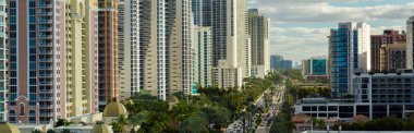 Atlantik Okyanusu kıyısındaki lüks otelleri ve apartmanları olan Sunny Isles Beach şehrinin hava manzarası. Güney Florida 'daki Amerikan turizm altyapısı.