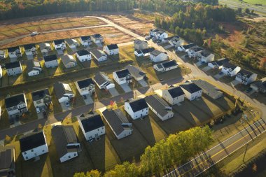 Güney Carolina yerleşim bölgesindeki sıkışık evlerin havadan görüntüsü. Amerikan banliyölerinde emlak gelişimine örnek olarak yeni aile evleri.