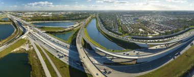 Miami, Florida 'da hızlı hareket eden araçları ve kamyonları olan büyük Amerikan otoyolu kavşağı. ABD ulaştırma altyapı kavramı.
