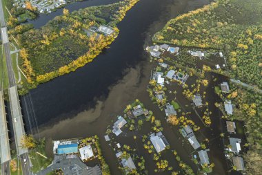 Doğal afetin sonuçları. Florida yerleşim bölgesindeki Ian kasırgasından sonra evlerin etrafını su basmış..