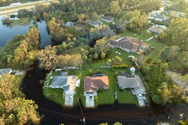 Doğal afetin sonuçları. Florida yerleşim bölgesinde sağanak yağıştan sonra yerleşim yerlerini çevreleyen yüksek su baskınları.