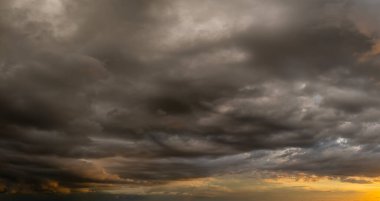Renkli sarı bulutlarla kaplı dramatik günbatımı gökyüzü. Panoramik gökyüzü.