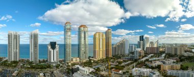 Sunny Isles Sahili 'ndeki Atlantik Okyanusu kıyısında pahalı oteller ve daireler. Güney Florida 'daki Amerikan turizm altyapısı.