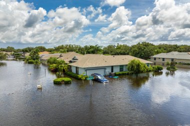 Sarasota, Florida 'daki Laurel Meadows bölgesinde Debby Kasırgası' ndan evleri ve arabaları sel basmış. ABD 'nin güneyindeki doğal afet sonrası.
