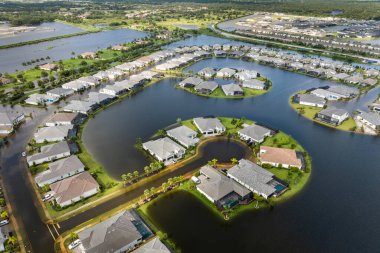 Florida yerleşim bölgesindeki kasırga yağmur sularından evleri su basmış. ABD 'nin güneyindeki doğal afet sonrası.