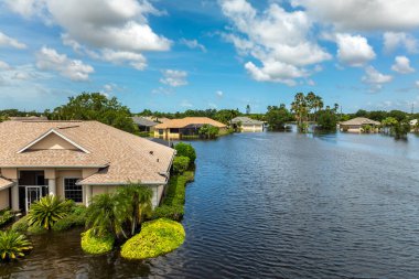 Debby Kasırgası yüzünden Florida 'da sel baskını. Sarasota 'daki sel sularıyla çevrili Laurel Meadows yerleşim bölgesindeki banliyö evleri. Doğal afetten sonra.