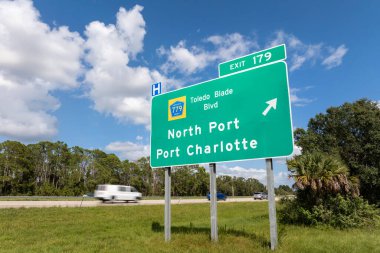 Florida, ABD eyaletler arası yolda otoyol çıkış tabelası. I-75 karayolu kavşağı Kuzey Limanı ve Charlotte Limanı 'na çıkıyor..