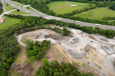 Kuzey Carolina, ABD 'deki Appalachian dağlarında inşaat endüstrisi için çakıl ocağı madeni..