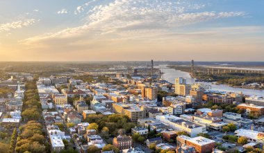 Savannah, Georgia 'da tarihi mimarisi olan panoramik şehir manzarası. Akşamları Güney Amerika mimarisi.