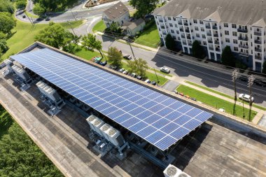 Temiz ekolojik elektrik enerjisi üretmek için fotovoltaik paneller. Solar çatılı bir apartman dairesi. Sıfır emisyon kavramı ile yenilenebilir elektrik.