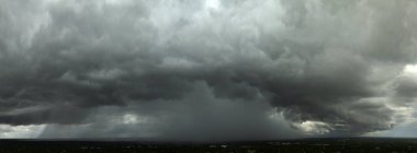 Florida 'da yaz mevsiminde sağanak yağmur. Fırtınalı bulutlardan akan yağmur suyu.