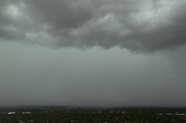 Yaz mevsiminde Florida kırsalında sağanak yağmur. Fırtınalı bulutlardan akan yağmur suyu.