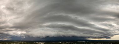 Yaz mevsiminde Florida kırsalında sağanak yağmur. Fırtınalı bulutlardan akan yağmur suyu.