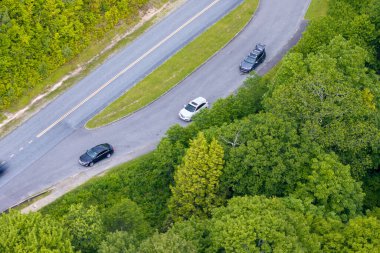 Appalachian dağlarına yolculuk. Yaz mevsiminde orman doğası olan otoyola dikkat et. Kuzey Carolina 'nın güzel doğası.