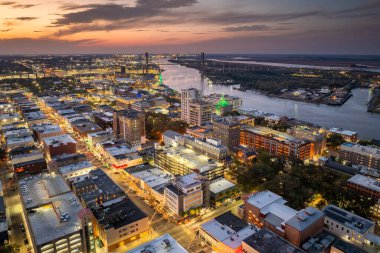 Savannah, Georgia 'da. Eski tarihi şehrin tarihi Amerikan mimarisi. ABD Güney şehri gün batımında.