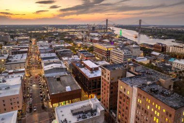 Savannah, Georgia 'da. Eski tarihi şehrin tarihi Amerikan mimarisi. ABD Güney şehri gün batımında.