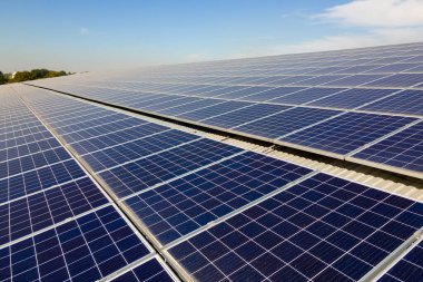 Ticari yapının güneş çatısı. Temiz ekolojik elektrik enerjisi üretmek için fotovoltaik paneller. Özerk yapı kavramı.