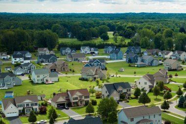 New York 'un taşrasında yeni, geniş, bekar aile evleri. Amerikan banliyölerinde gayrimenkul geliştirme.