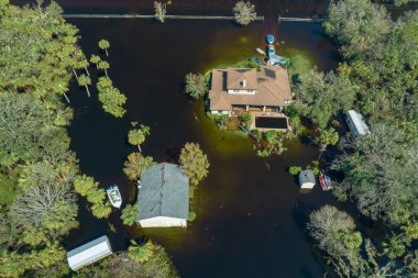 Etrafı Ian Kasırgası ile çevrili sel suları Florida yerleşim bölgesindeki evleri sarıyor. Doğal afetten sonra.