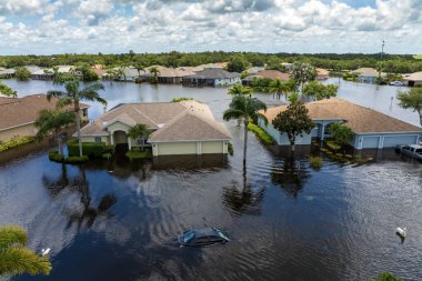 Florida 'nın banliyölerindeki evleri ve arabaları tropik yağmur fırtınası basmıştı. Kasırga Sonrası.