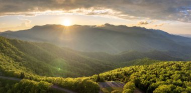 Yaz ormanlarında dolambaçlı dağ yolu. Kuzey Carolina 'daki Appalachian Dağları' ndaki Mount Mitchell Tepesi 'nde yaz mevsiminde taze yeşil orman ağaçları var. ABD doğasının güzelliği.