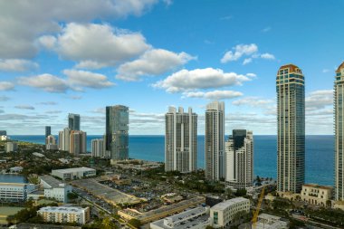 Atlantik Okyanusu kıyısındaki lüks otelleri ve apartmanları olan Sunny Isles Beach şehrinin hava manzarası. Güney Florida 'daki Amerikan turizm altyapısı.