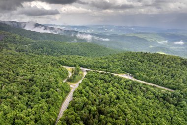 Kuzey Carolina Appalachian dağlarındaki Blue Ridge Parkway 'de araba yolculuğu. Beacon Heights otoparkında yaz mevsiminde otopark gözlemini gözden kaçırdık. Güzel doğanın yaz manzarası.