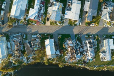 Florida 'daki taşınabilir evleri kasıp kavuran güçlü rüzgârlı banliyö evleri. Doğal afetin sonuçları..