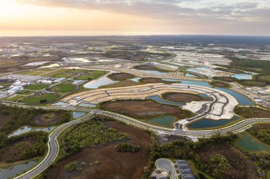 Amerikan banliyölerinde konut geliştirme. Hazırlanmış zeminde inşaatın başlaması.