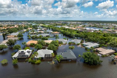 Florida 'nın banliyölerindeki yağmur suyu yüzünden sular altında kalan evlerle dolu bir yerleşim bölgesi. Güney Amerika 'daki doğal afet sonrası.