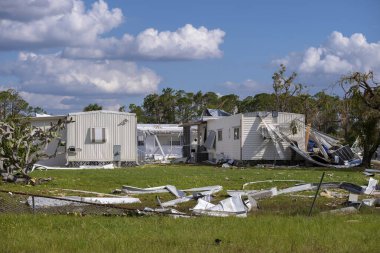 Kasırga sezonundan sonra Florida 'nın güneybatı bölgesi. Kırsal yerleşim alanındaki çökmüş ve hasar görmüş mobil evler. Şiddetli doğal afetin sonuçları.