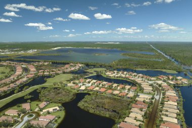 Florida yerleşim bölgesindeki Ian kasırgasından sonra evlerin etrafını su basmış. Doğal afetin sonuçları..