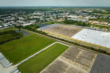 Büyük ticari nakliye merkezinin yüksek açılı görüntüsü. Daha fazla dağıtım için yükleme ve yükleme yapan bir sürü yük kamyonu var. Küresel ekonomi kavramı.