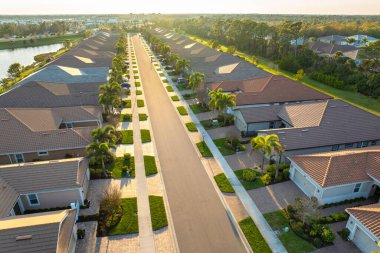 Florida 'nın güneybatısında büyük yerleşim yerleri var. Kırsal ABD banliyölerindeki Amerikan evleri.