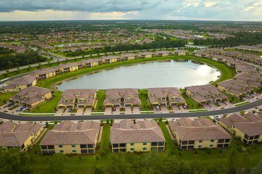 Güney Florida 'da kapalı yaşam kulüplerinde, yoğun bir şekilde inşa edilmiş konut havuzlarının manzarası. Amerikan banliyölerinde emlak gelişimine örnek olarak Amerikan rüya evleri.