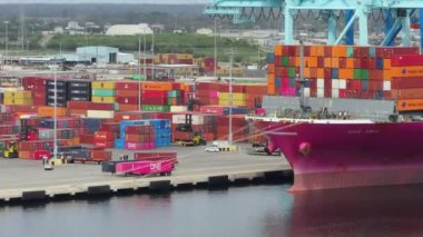Georgia, Savannah 'daki deniz limanında kargo konteynırı. Crane nakliye konteynırlarını boşaltıyor. Uluslararası üretim malları sevkiyatı