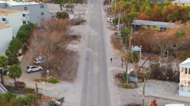 Doğal afetin sonuçları. Milton kasırgasından sonra hasar gören evlerin çöpleri. Florida 'da Manasota Key Caddesi' nde enkaz yığınları var.