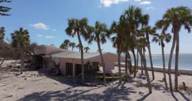 Okyanus kıyısındaki yıkılmış ev. Milton Kasırgası 'nın Florida' daki Manasota Key üzerindeki sonuçları. Fırtına şiddetli hasar verdi.