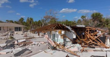Milton Kasırgası 'ndan sonra okyanus kıyısında yıkılan evler. Doğal afet sonuçları Manasota Key, Florida 'da. Fırtına şiddetli hasar verdi.