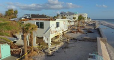 Milton Kasırgası 'ndan sonra okyanus kıyısında yıkılan evler. Doğal afet sonuçları Manasota Key, Florida 'da. Fırtına şiddetli hasar verdi.