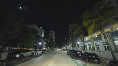 Miami Beach, Florida turistik bölgesinde Ocean Drive caddesinde gece vakti araba sürmek.