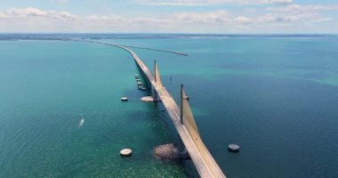 Florida 'daki Tampa Körfezi üzerinde Sunshine Skyway Köprüsü' nde trafik arabaları olan bir otoyol. ABD 'de ulaşım altyapısı.