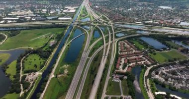 Miami otoyolu kavşağında yüksek yol şeritleri var. Hızlı hızlı sürüş için. Karmaşık otoyol kavşağında giden araçlar.