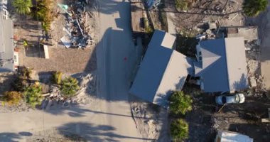 Doğal felaket ve sonuçları. Kasırga Florida kıyı bölgesindeki evleri ve duvarları tahrip etti.